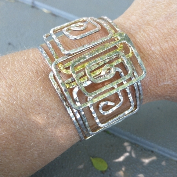 Women's geometric square hinged bracelet. - Picture 1 of 4
